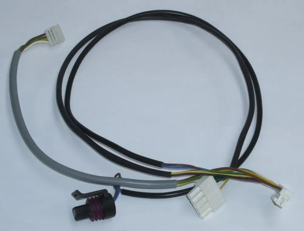 Kabel mit mehreren Leitungen und Steckverbindern zur Ansteuerung eines DAIKIN Altherma C Ölheizsystems. Elemente in verschiedenen Farben angeordnet.